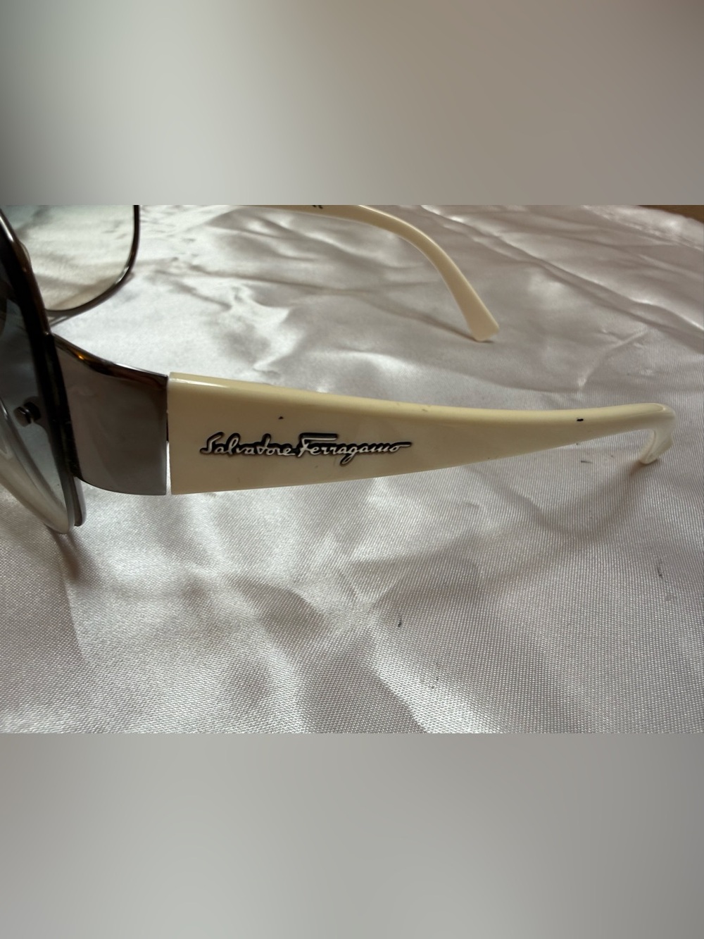 Salvatore Ferragamo Shield Sunglasses White
Gradient Lens Italy-with callouts - Picture 5 of 11
